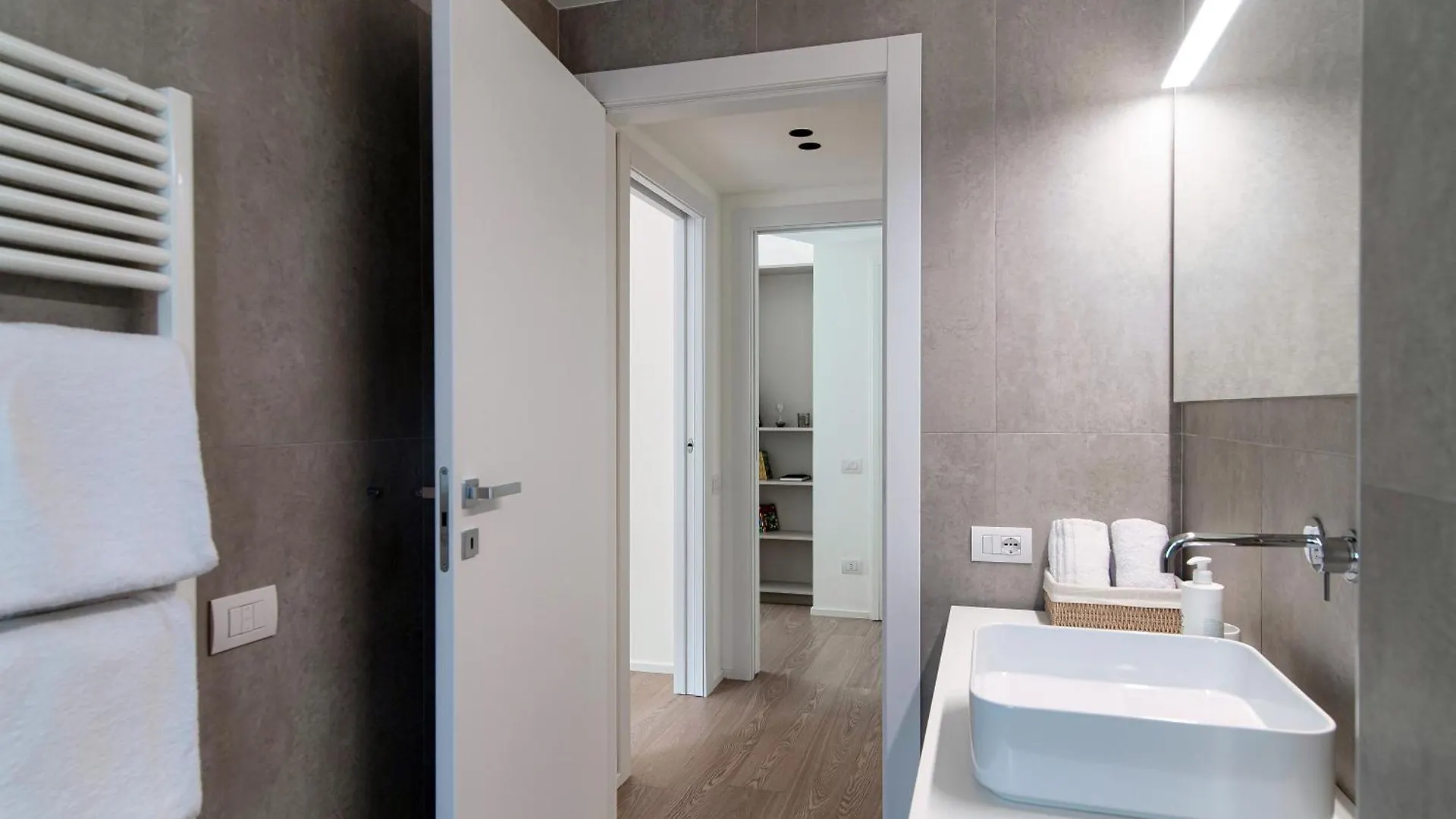 Rubini Suites - By Myhomeincomo Apartment