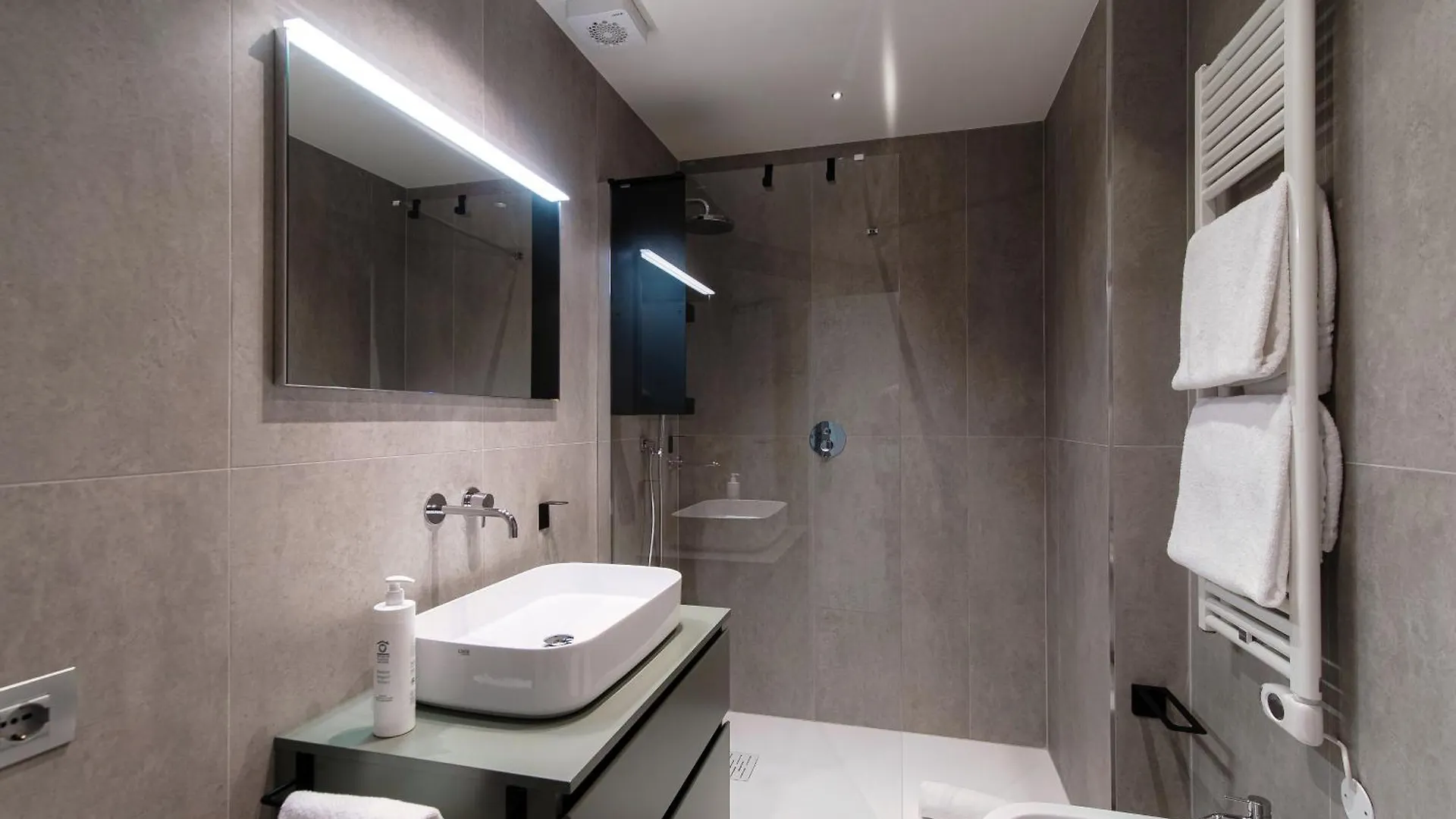 Rubini Suites - By Myhomeincomo