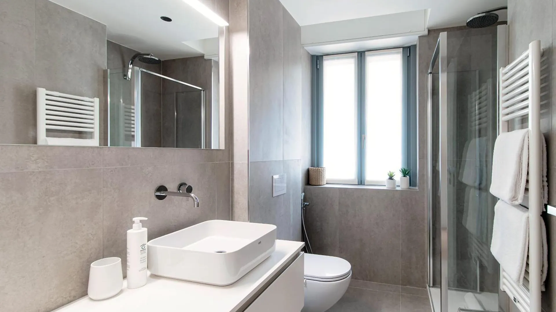 Rubini Suites - By Myhomeincomo Apartment